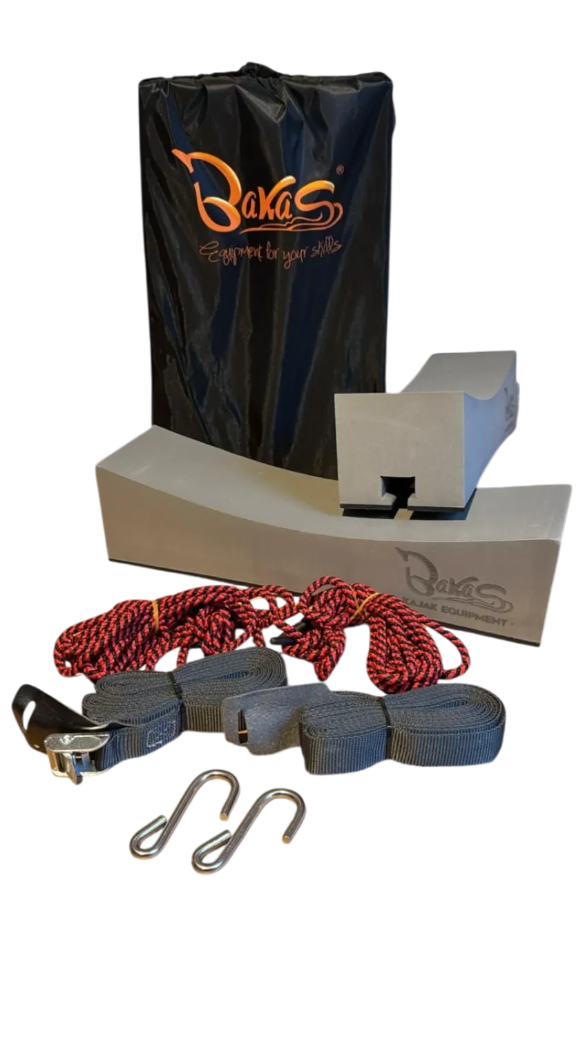 Bakas Dachträgerpolster Set. Unten 2 Hacken, 2 Spanngurte und 2 Seile. Darüber 2 Dachträgerpolster in Grau und eine Tasche