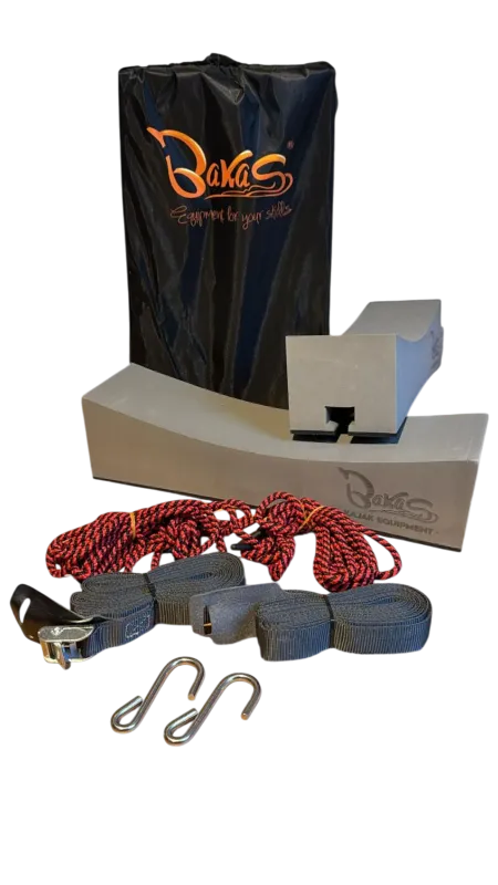 Bakas Dachträgerpolster Set. Unten 2 Hacken, 2 Spanngurte und 2 Seile. Darüber 2 Dachträgerpolster in Grau und eine Tasche