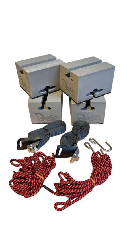 Bakas Dachträgerpolster Set Kanadier Unten 2 Seile, 2 Hacken und 2 Spanngurte. Darüber 4 Dachträgerpolster in Grau