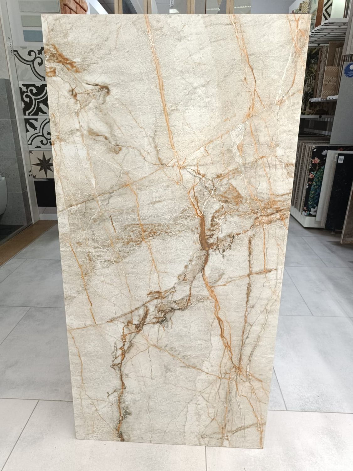 GRES CARVING NATURALE WHITE CARVING 60X120 GAT I - elegancja i nowoczesność w dużym formacie