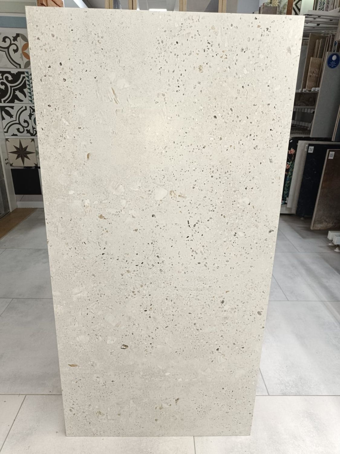 GRES CARVING TERAZZO WHITE CARVING 60x120 GAT I – elegancja terazzo w dużym formacie