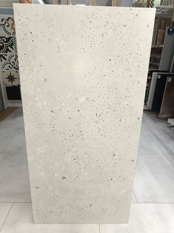 GRES CARVING TERAZZO WHITE CARVING 60x120 GAT I – elegancja terazzo w dużym formacie