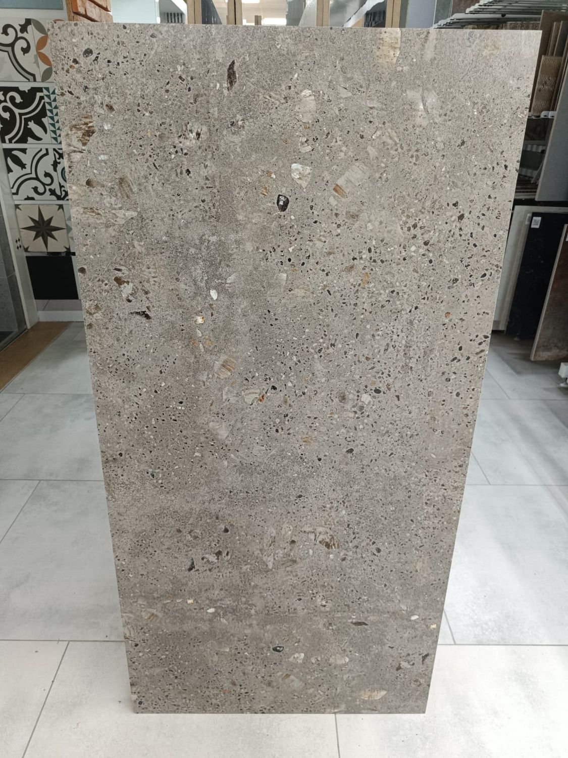 GRES CARVING TERAZZO GREY CARVING 60x120 GAT I – nowoczesny szary terrazzo w dużym formacie