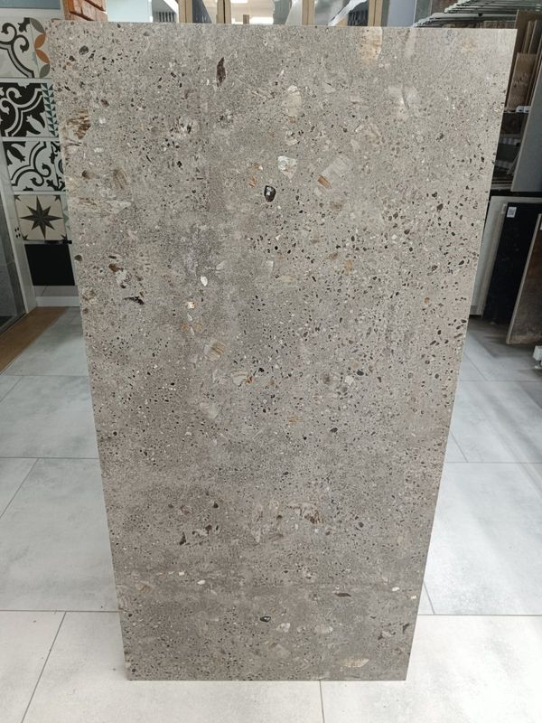 GRES CARVING TERAZZO GREY CARVING 60x120 GAT I – nowoczesny szary terrazzo w dużym formacie