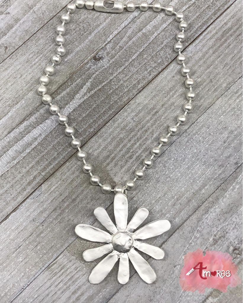 Big Flower 4 Amores Necklace