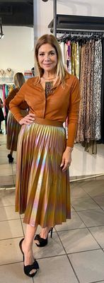 Metallic and shiny pleated skirt with waist band