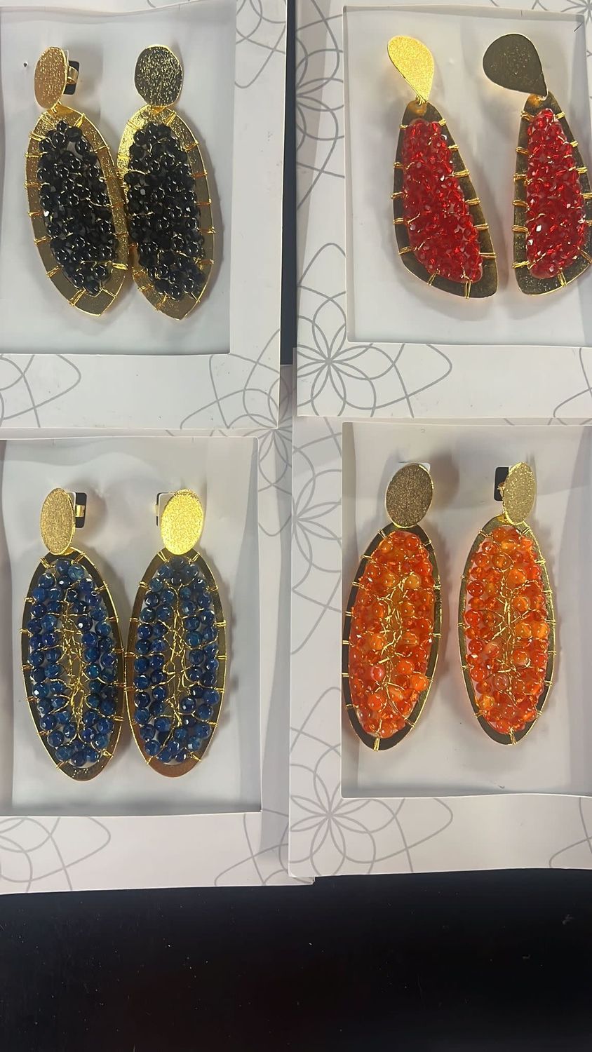 Arete bordado en alambrismo 