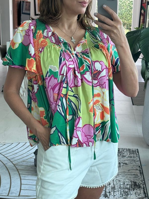 Floral printed blouse featuring v-neck 3x