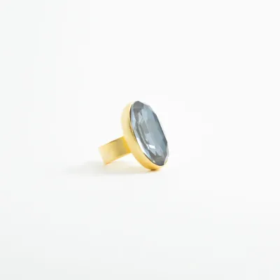 Anillo con cristal ovalado