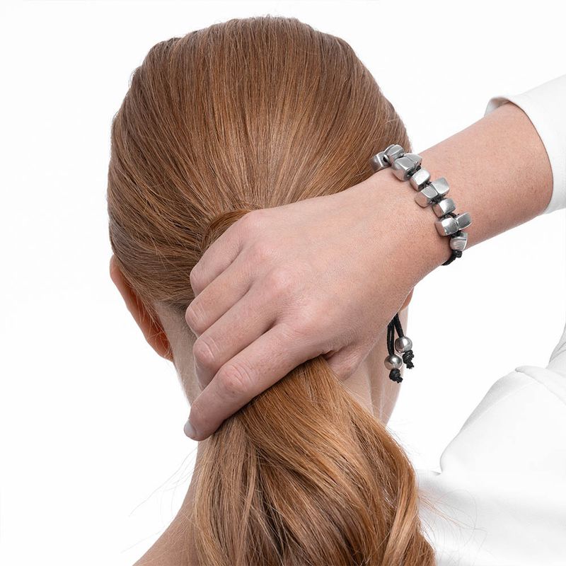 al01168BRECELET FIL NOIR MINI CUBE A DECAL