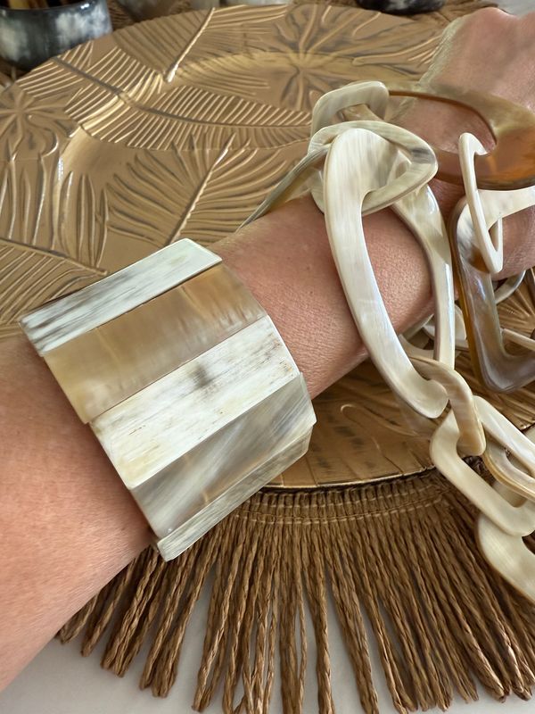 Elastic horn bracelet