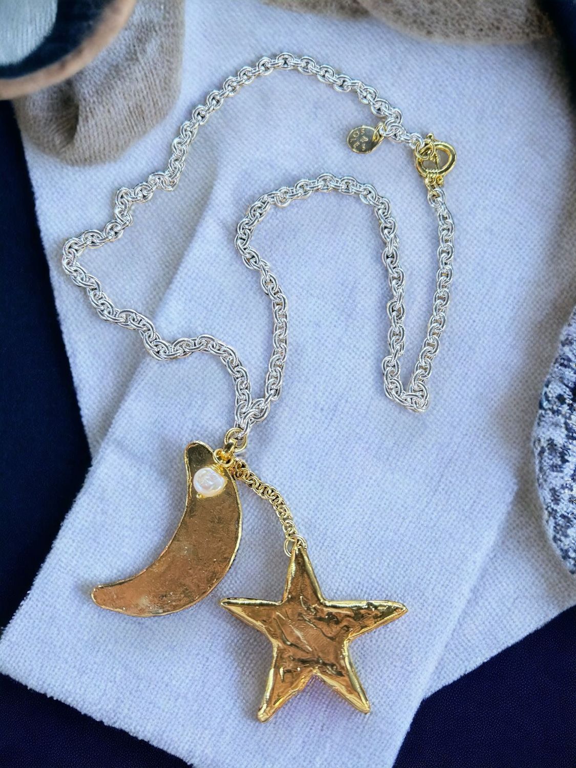 Moon &amp; Star Long Necklace 4 soles 32&quot;