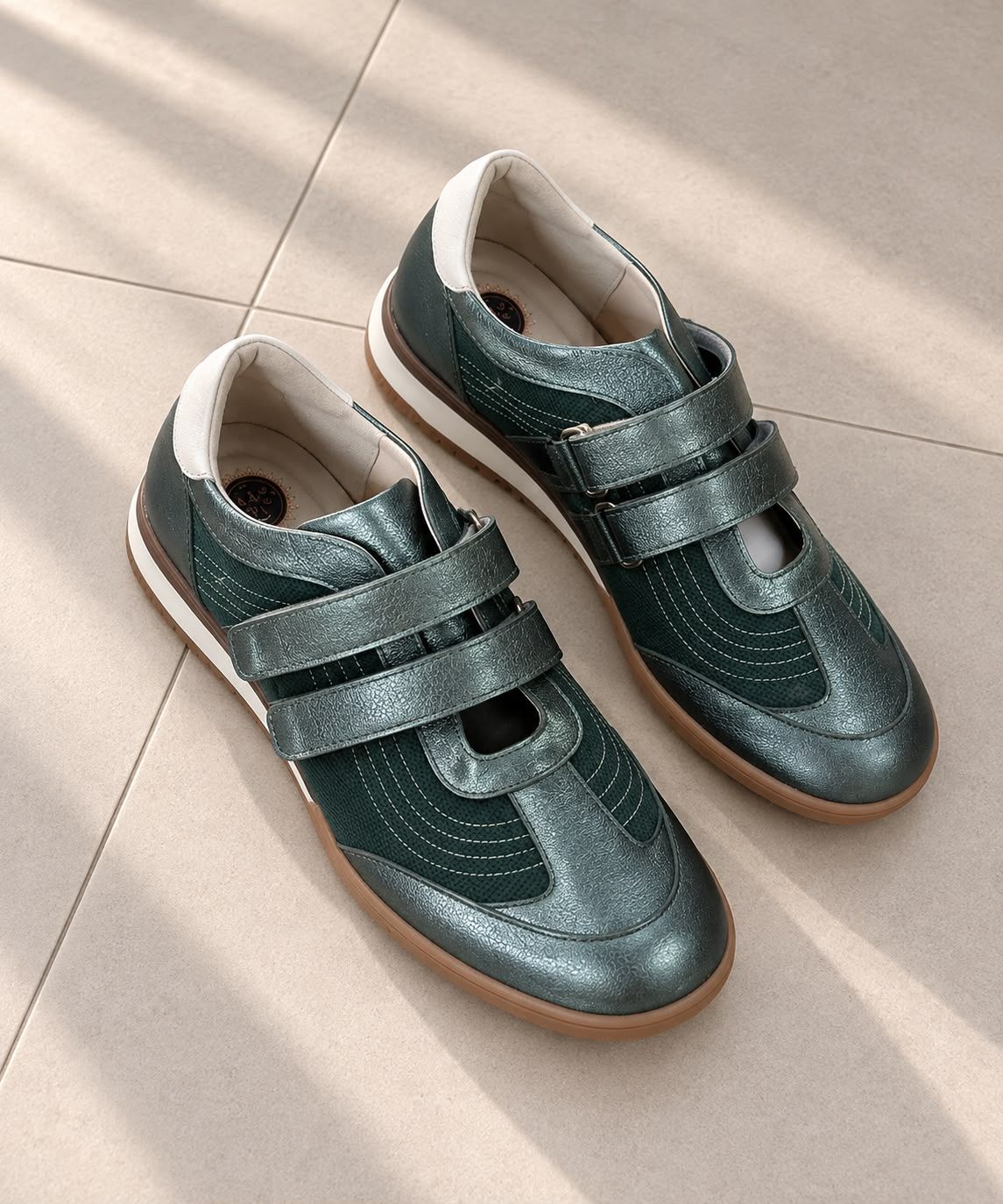 Emerald Double Strap Sneaker 4 soles