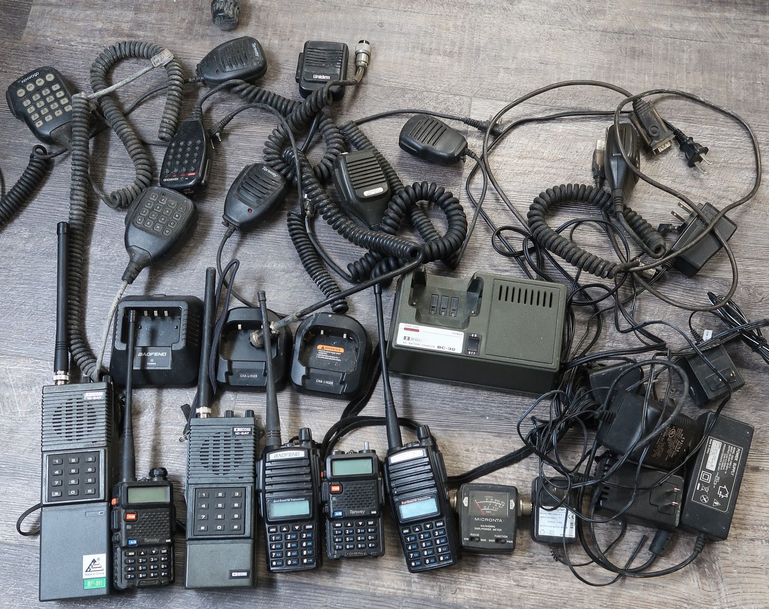 U18582 AS IS Miscellaneous Handheld Transceiver &amp; Accessory Lot Estate Deal
