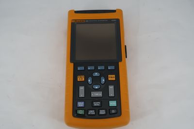 U18817 Used Fluke 123 Industrial Scopemeter in Protective Case