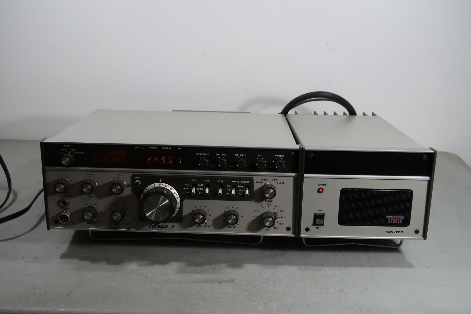 U18870 Used Ten-Tec Model 561 Corsair II HF Transceiver w/ Power Supply and Desk Mic