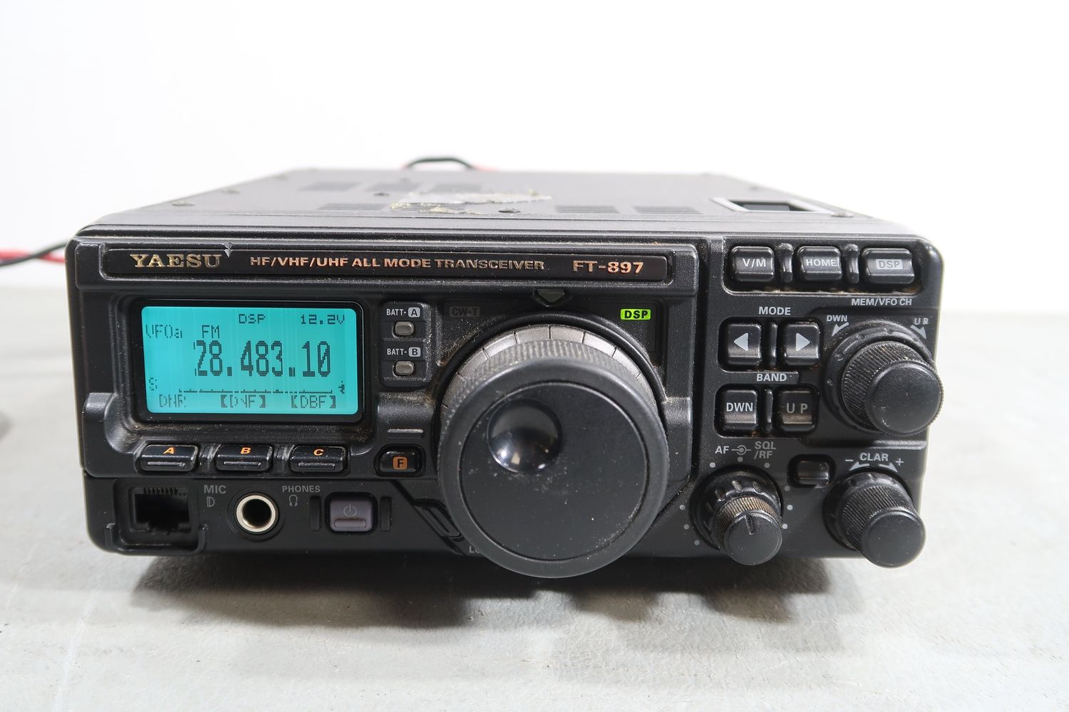 U19082 Used Yaesu FT-897 HF/VHF/UHF All-Mode Portable/Base Transceiver (Display Streaks)