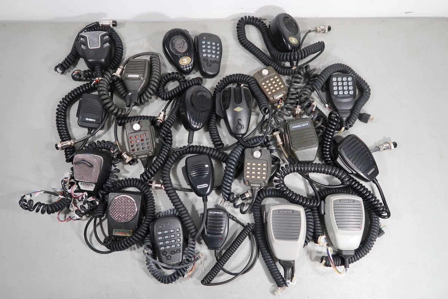 U19110 AS IS Untested LARGE Ham CB Radio Handheld Microphone Lot w/ Various Brands &amp; Models