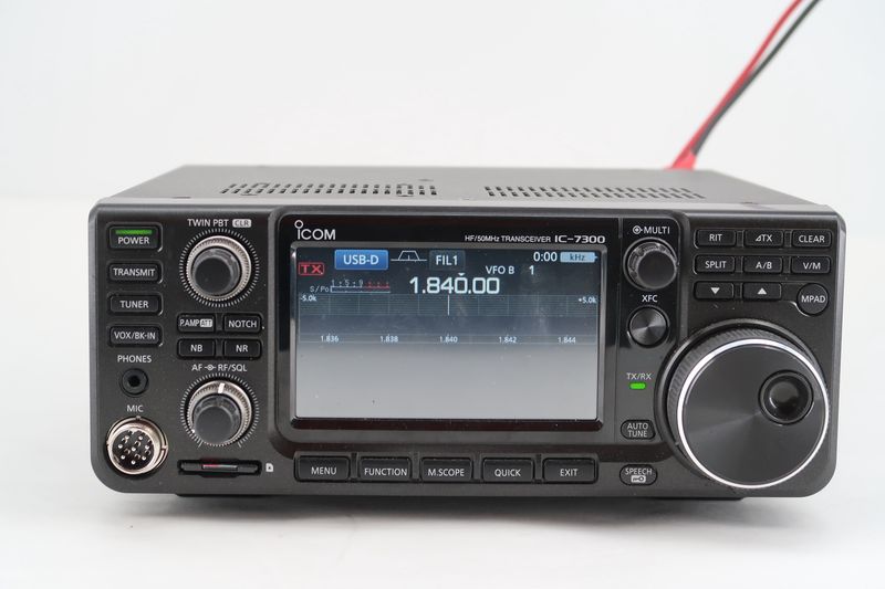 U19215 Used ICOM IC-7300 HF/50MHz Transceiver w/ Apache 4800 Case