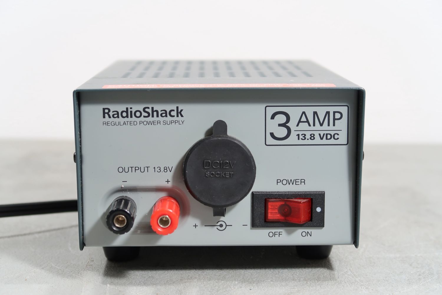 U19353 Used RadioShack 22-504 Regulated DC Power Supply 3A 13.8V