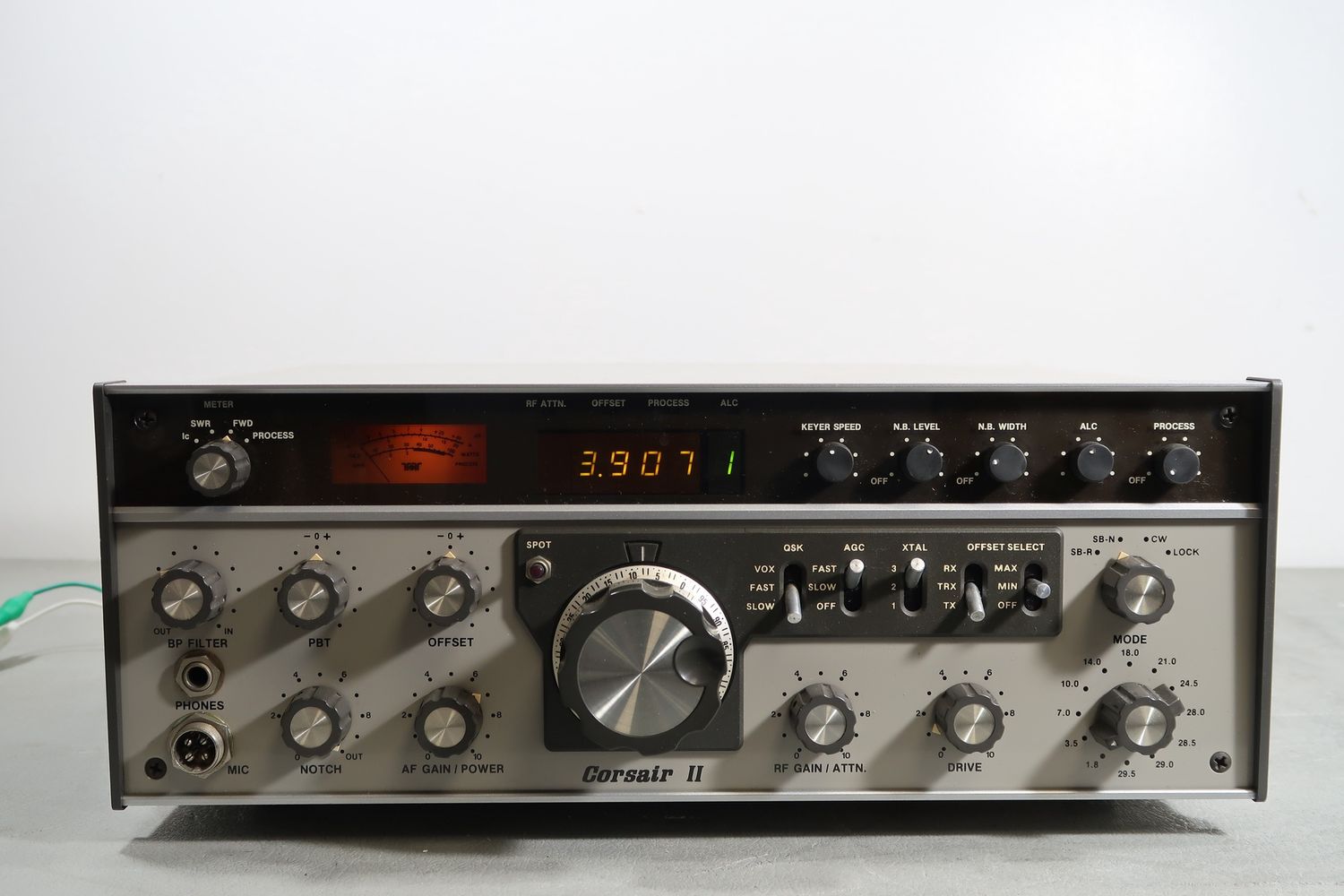 U19363 AS IS  Ten-Tec Model 561 Corsair II HF Transceiver w/ VFO and Desk Mic