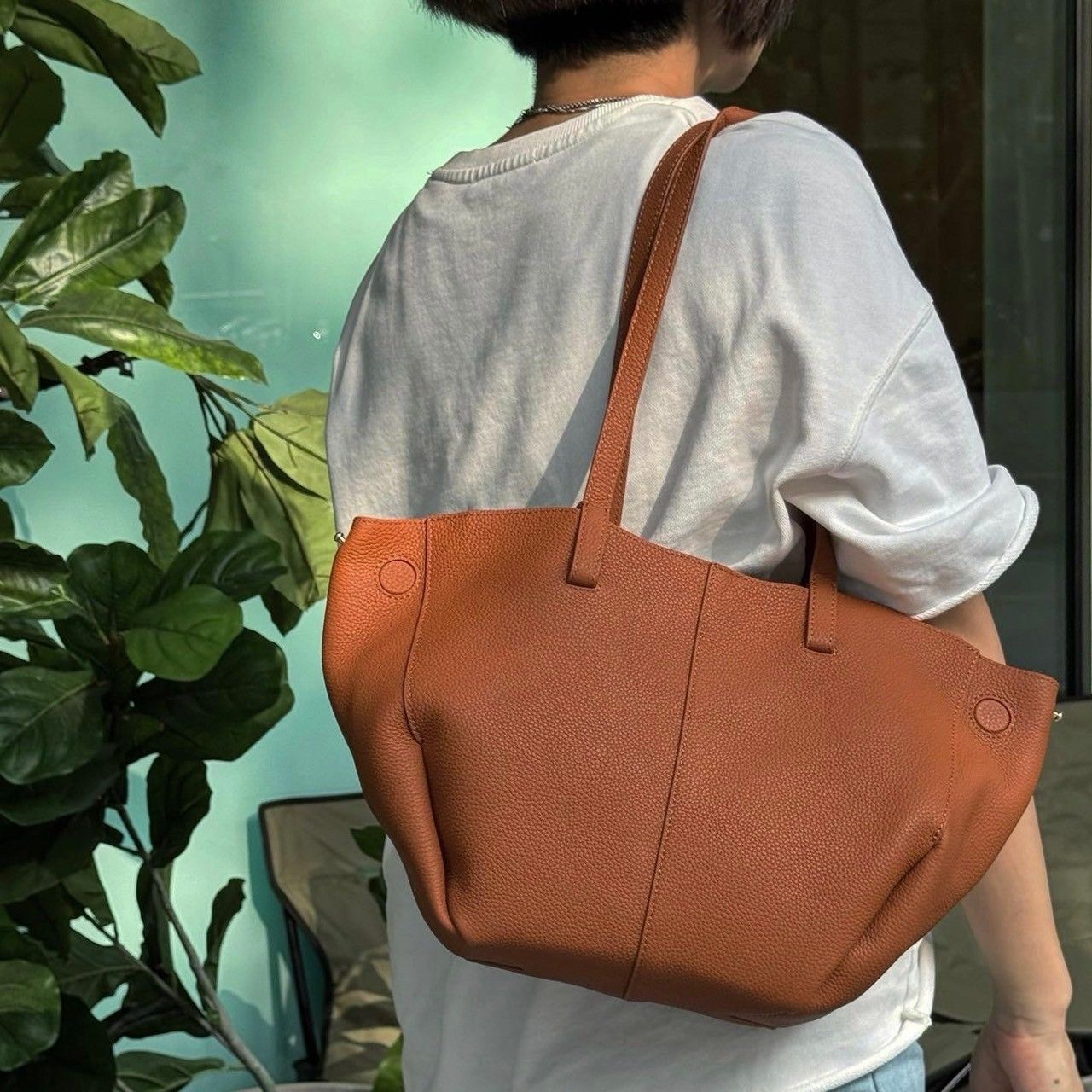 圓潤曲線牛皮托特包