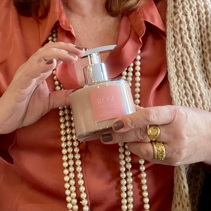 SATIN &amp; ILLUMINATING BODY LOTION CELEBRATE ROSÉ 250G