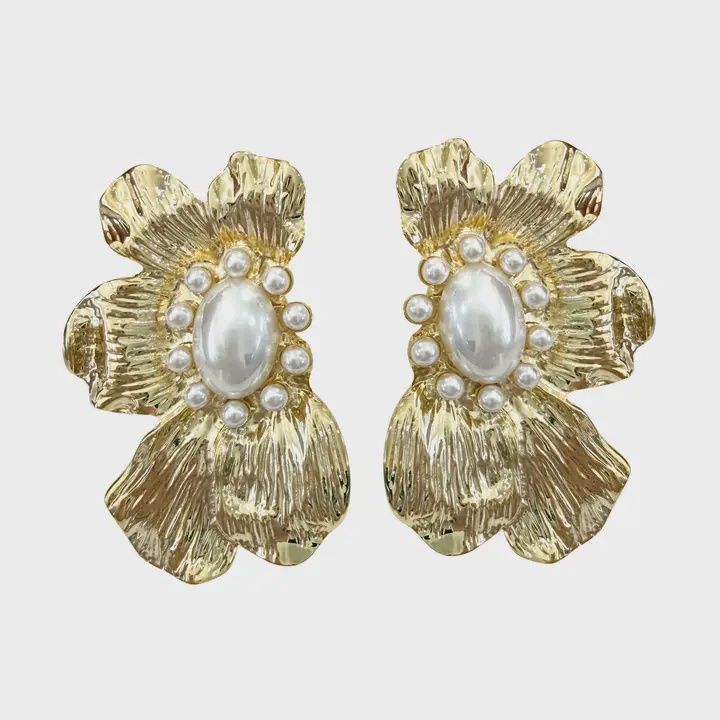 SCARLETT PEARL FLOWER STUD