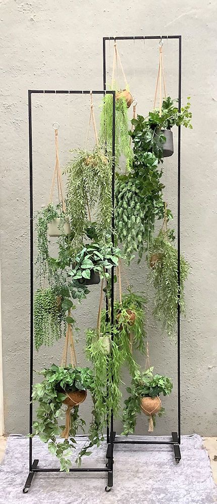 Metalen staander op wielen met hangplanten