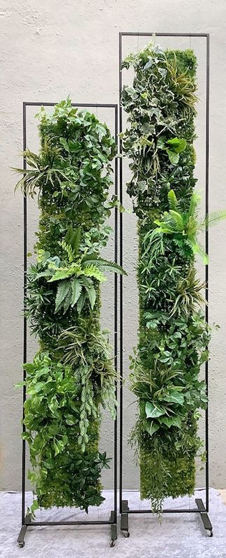 Metalen staander op wielen met kunstgroen