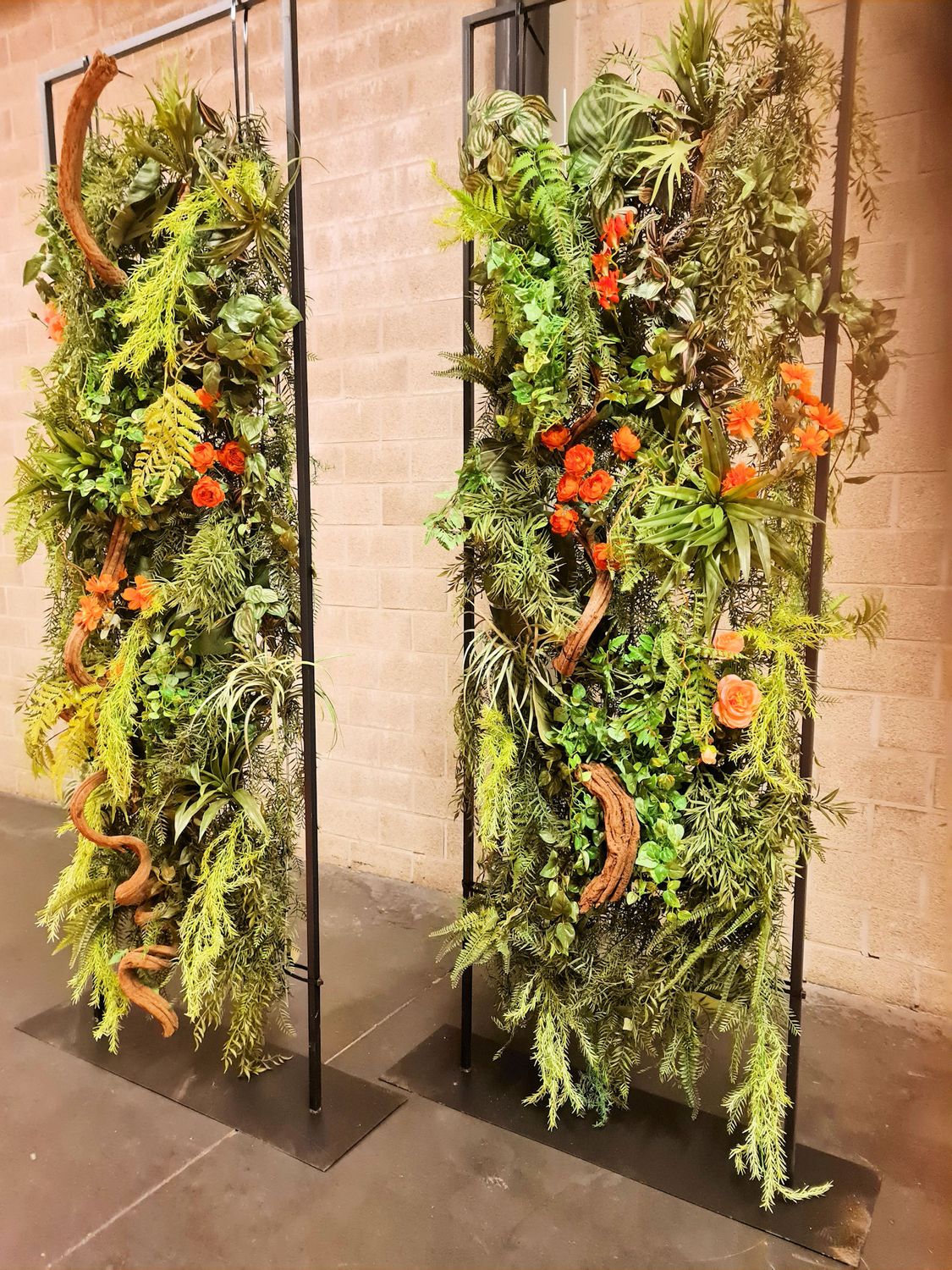 Metalen staander op voet met kunstgroen