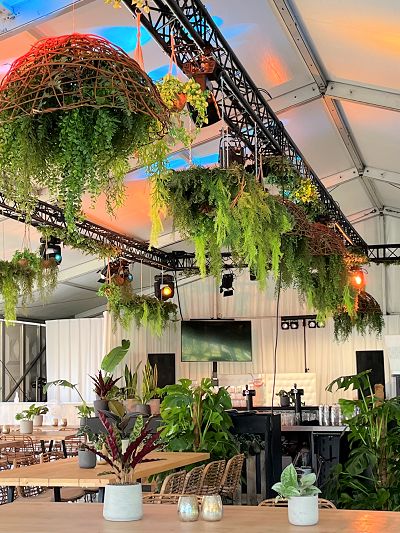 Houten koepel met kunstgroen