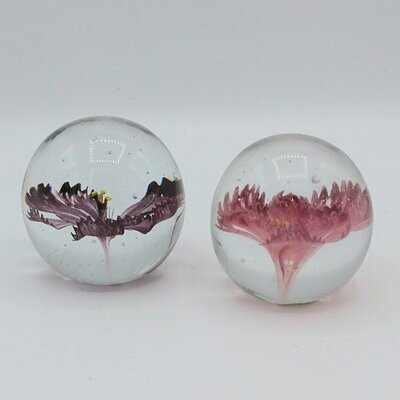 Briefbeschwerer/Deko Kugel aus Glas mit Blüte 