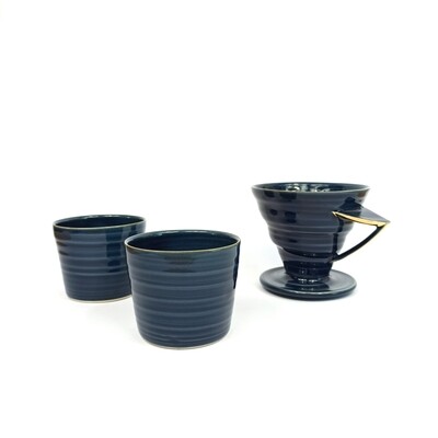 Zestaw zaparzacz przelewowy SWIRL 2 + 2 czarki, niebieskie, ręcznie malowane złotem