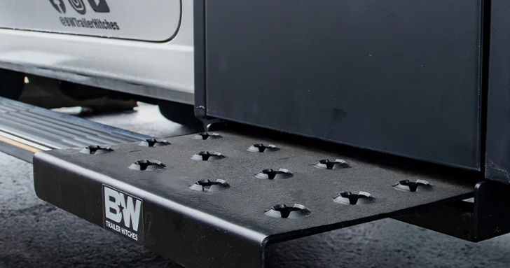 B&amp;W Trailer Hitches Retractable Step