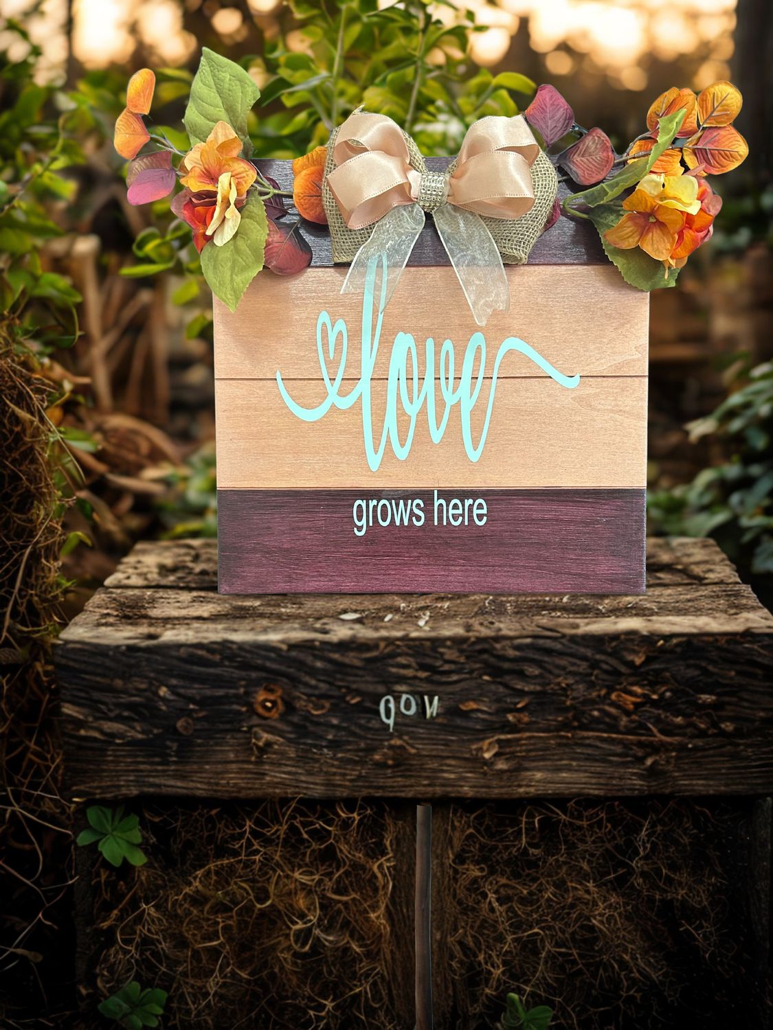 LOVE GROWS HERE 18X18 SQUARE DOOR HANGER