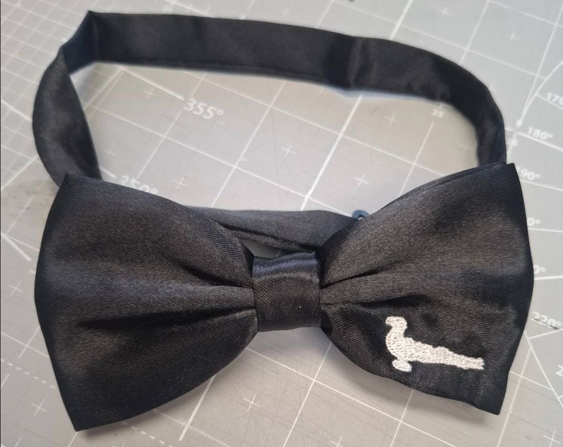 Schwarze Fliege bestickt Papagoy -StickBina