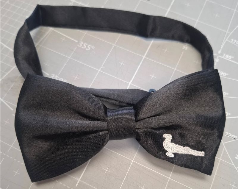 Schwarze Fliege bestickt Papagoy -StickBina