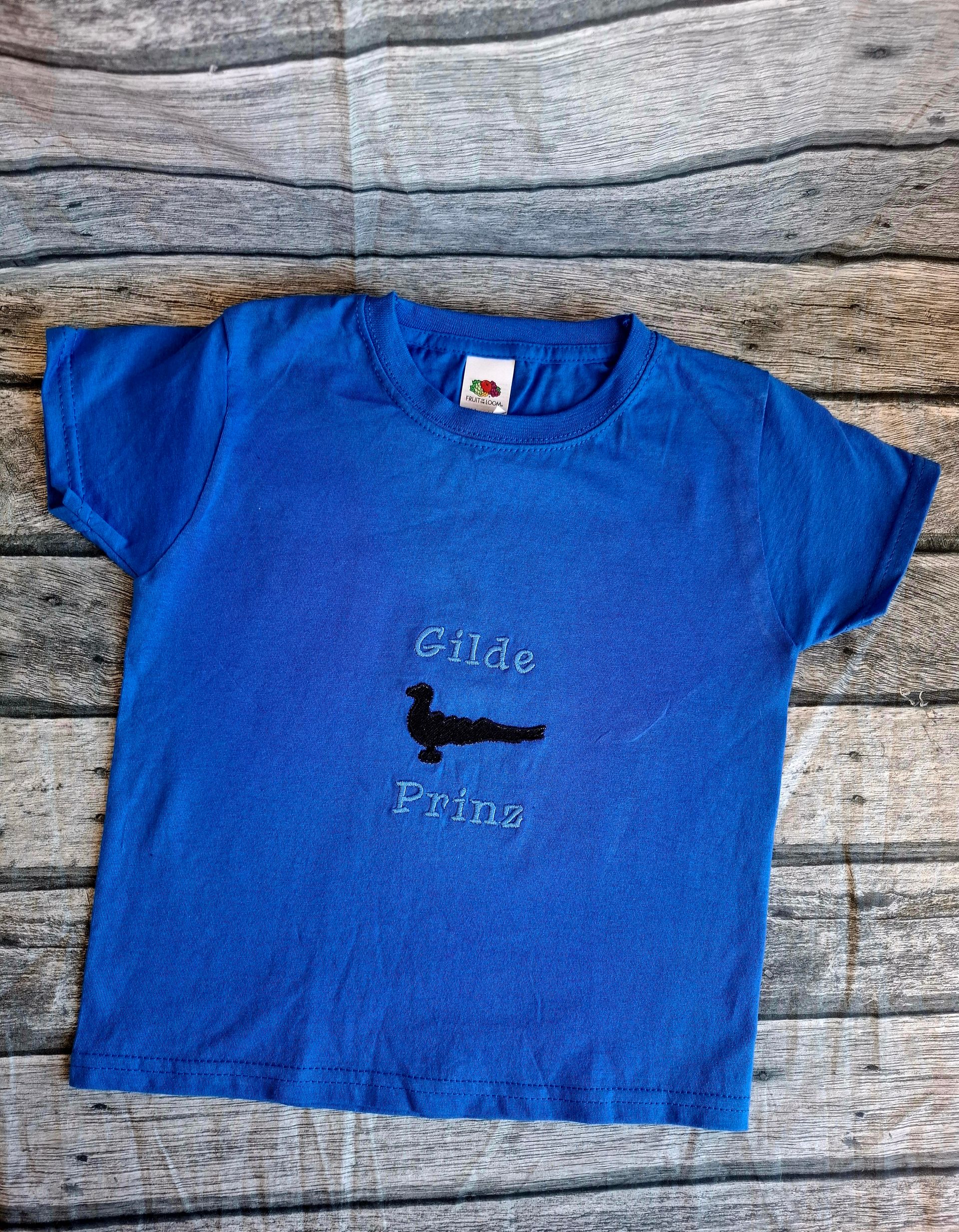 Kinder T-Shirt blau, bestickt mit Papagoy, Junge- StickBina