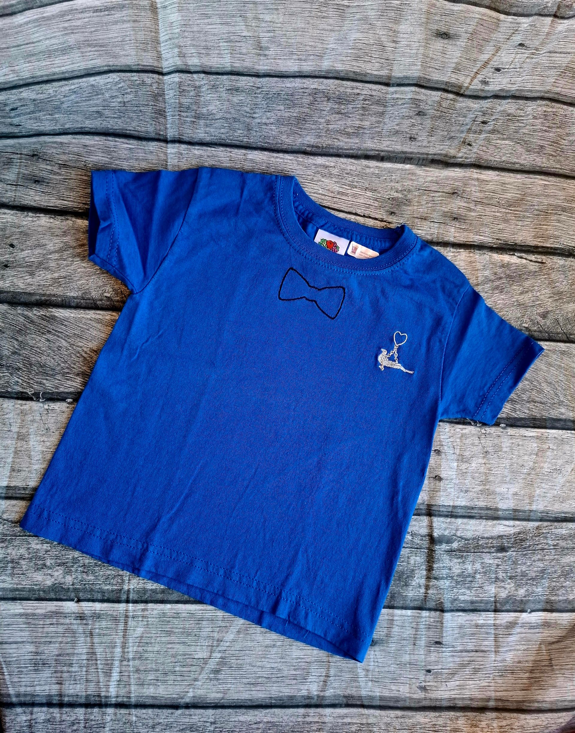 Kinder Gilde T-Shirt blau, bestickt mit Herz Papagoy & Fliege, Junge- StickBina