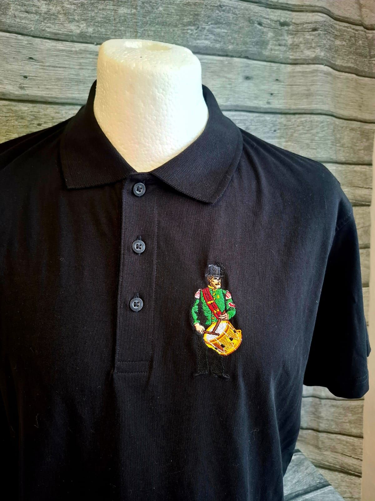 Polo Shirt Trommler bestickt, schwarz / weiß - StickBina