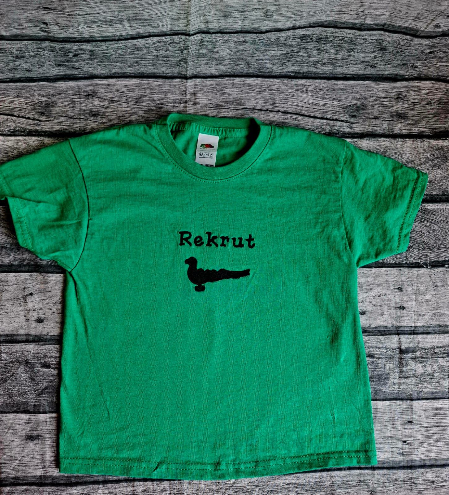 Kinder Gilde T-Shirt grün, bestickt mit Papagoy & 