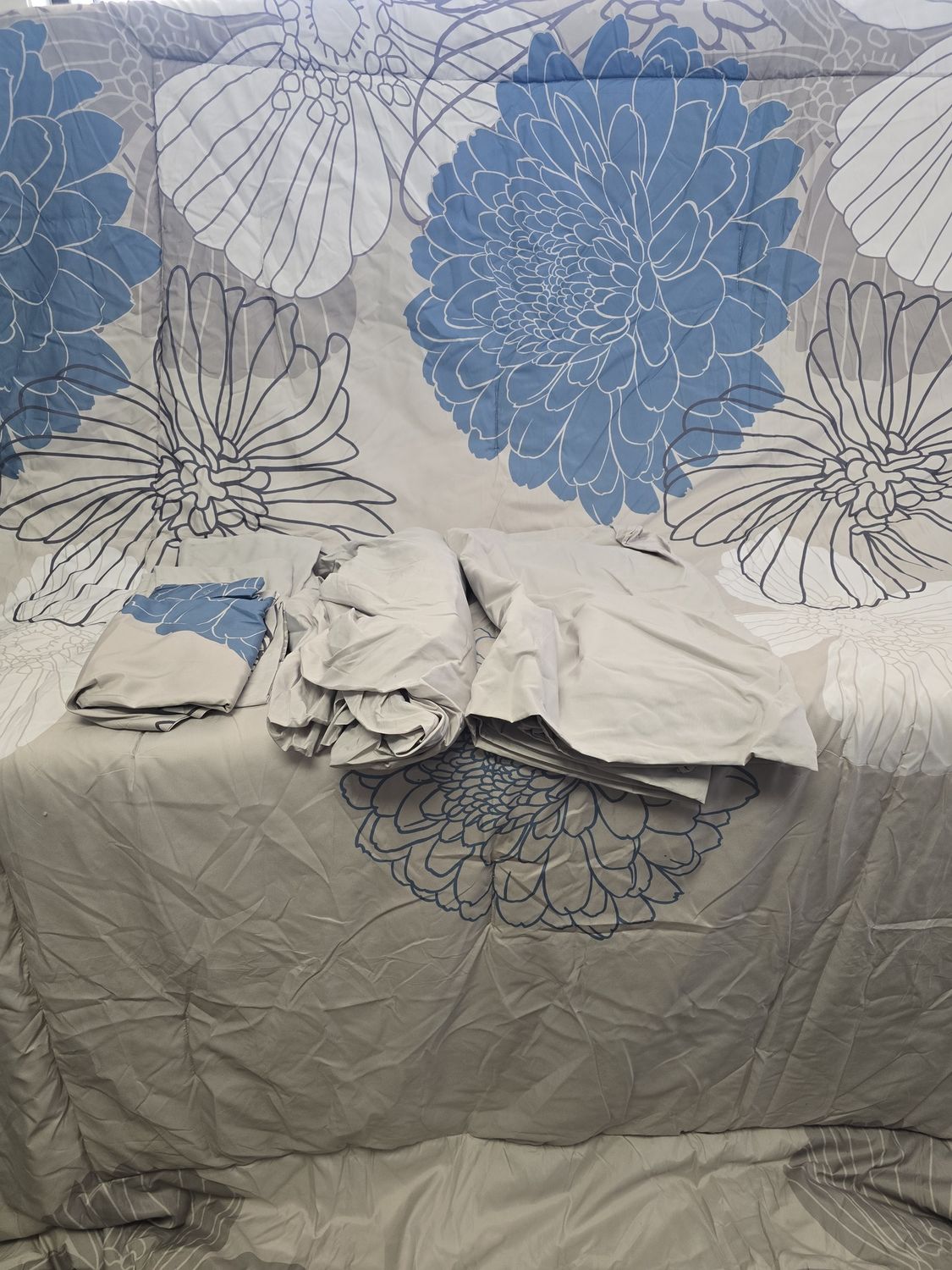 Queen bed set, shams, sheets, comforter