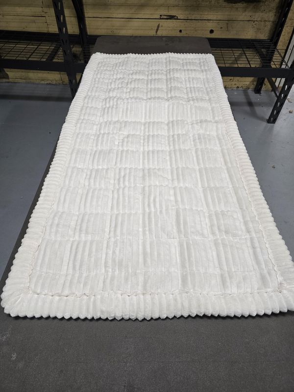 White bath mat, 29 x 60 inches