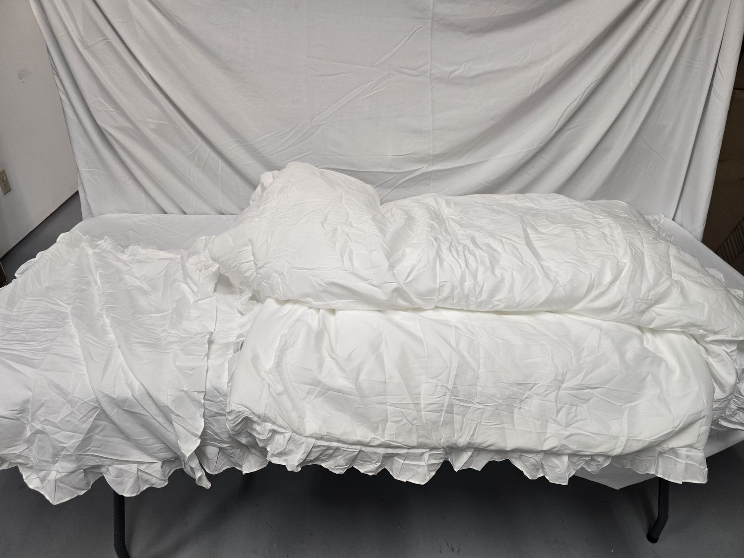 Queen comforter with 2 shams (White Ruffles)