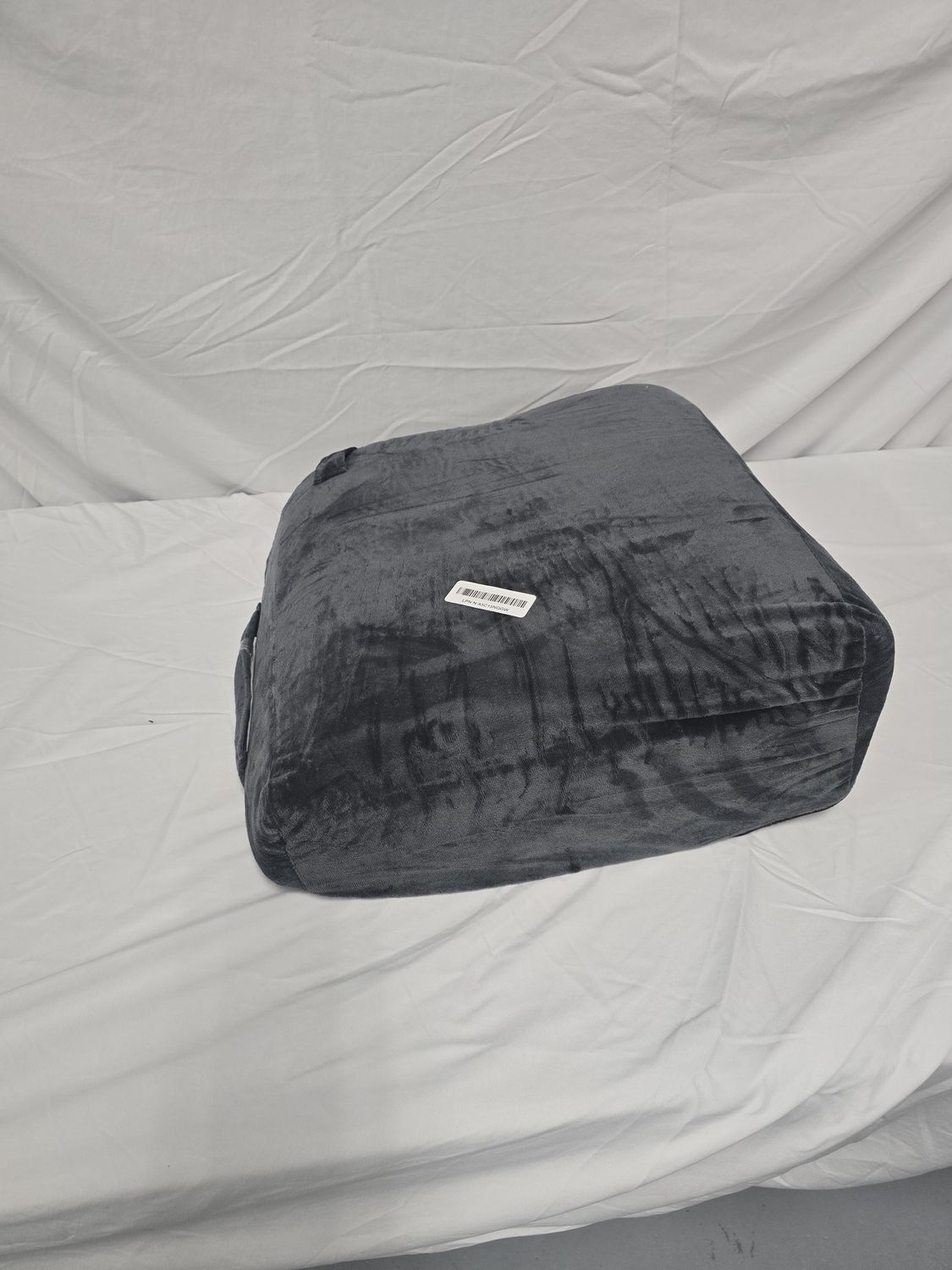 Seat cushion with handle