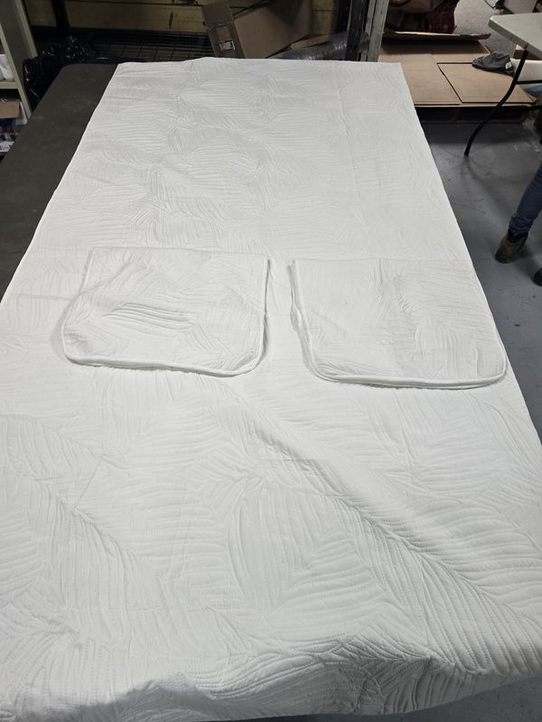 King Quilt w/2 Shams - White