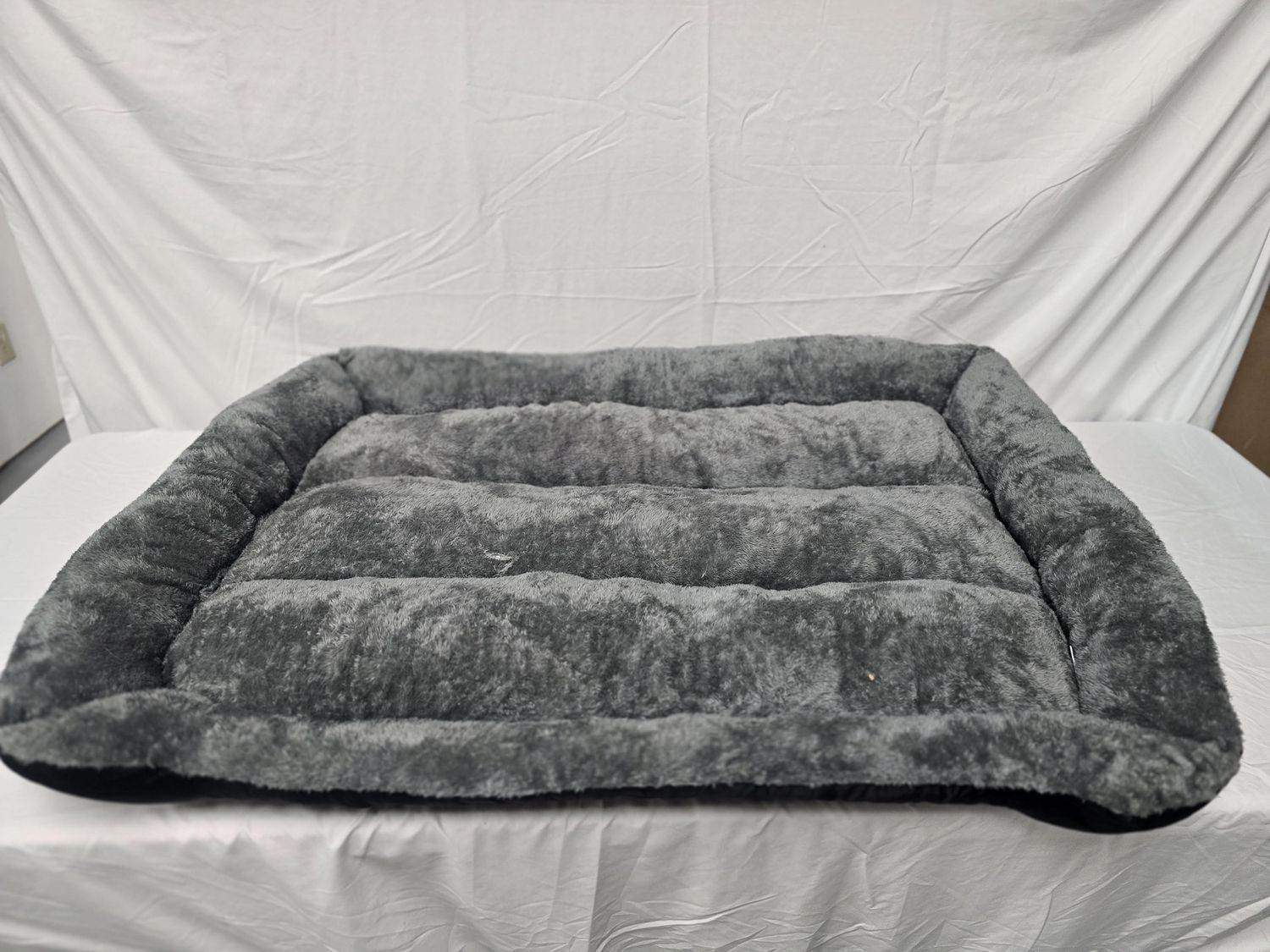 Dog bed 45&quot; x 29&quot; Grey with anti slip bottom