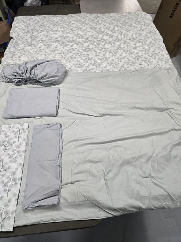 Queen conforter, 1 decorative sham and 1 normal sham and sheets