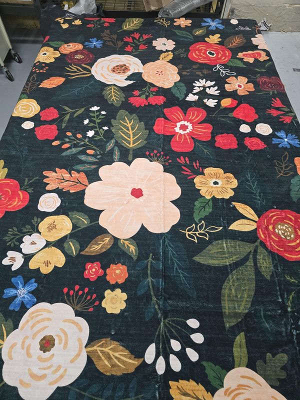 Area rug 8&#39; x 10&#39; dark green flowers
